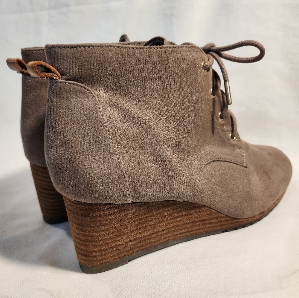 Dr. Scholl's Close Call lace up wedge bootie, size 9.5